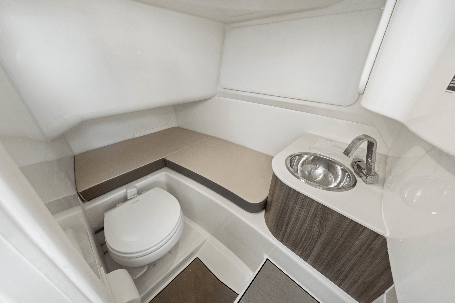 Slide: The Image of Sea Ray SLX 260 Outboard 2024 - 28