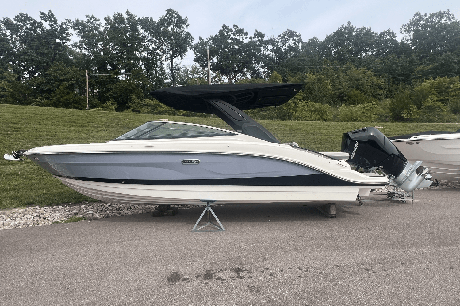 Slide: The Image of Sea Ray SLX 260 Outboard 2025 - 0