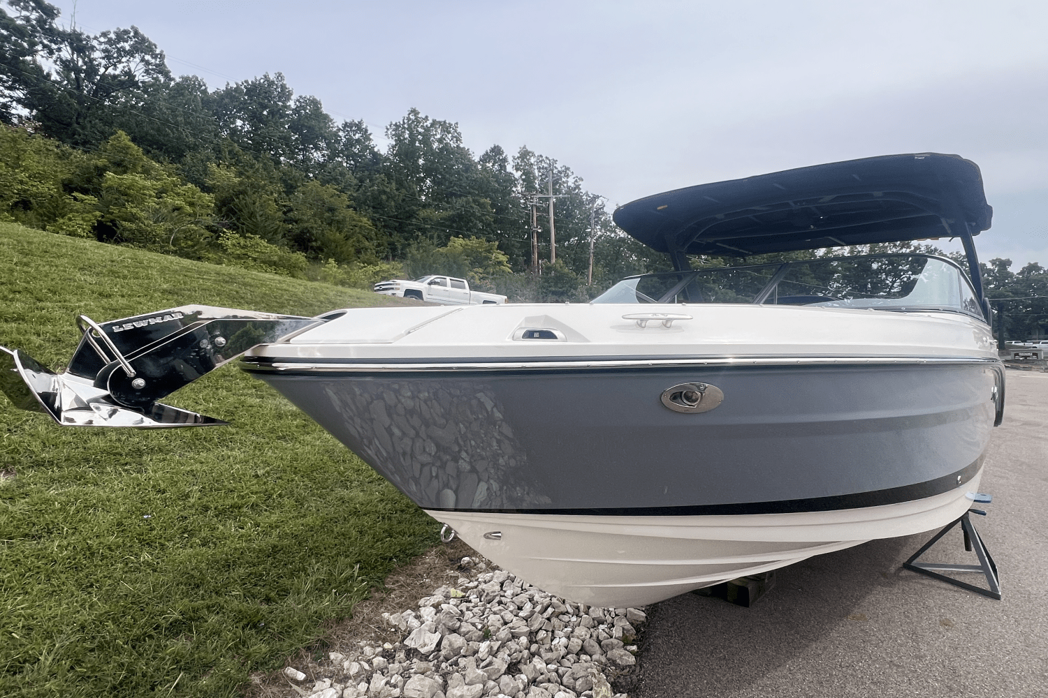 Slide: The Image of Sea Ray SLX 260 Outboard 2025 - 1