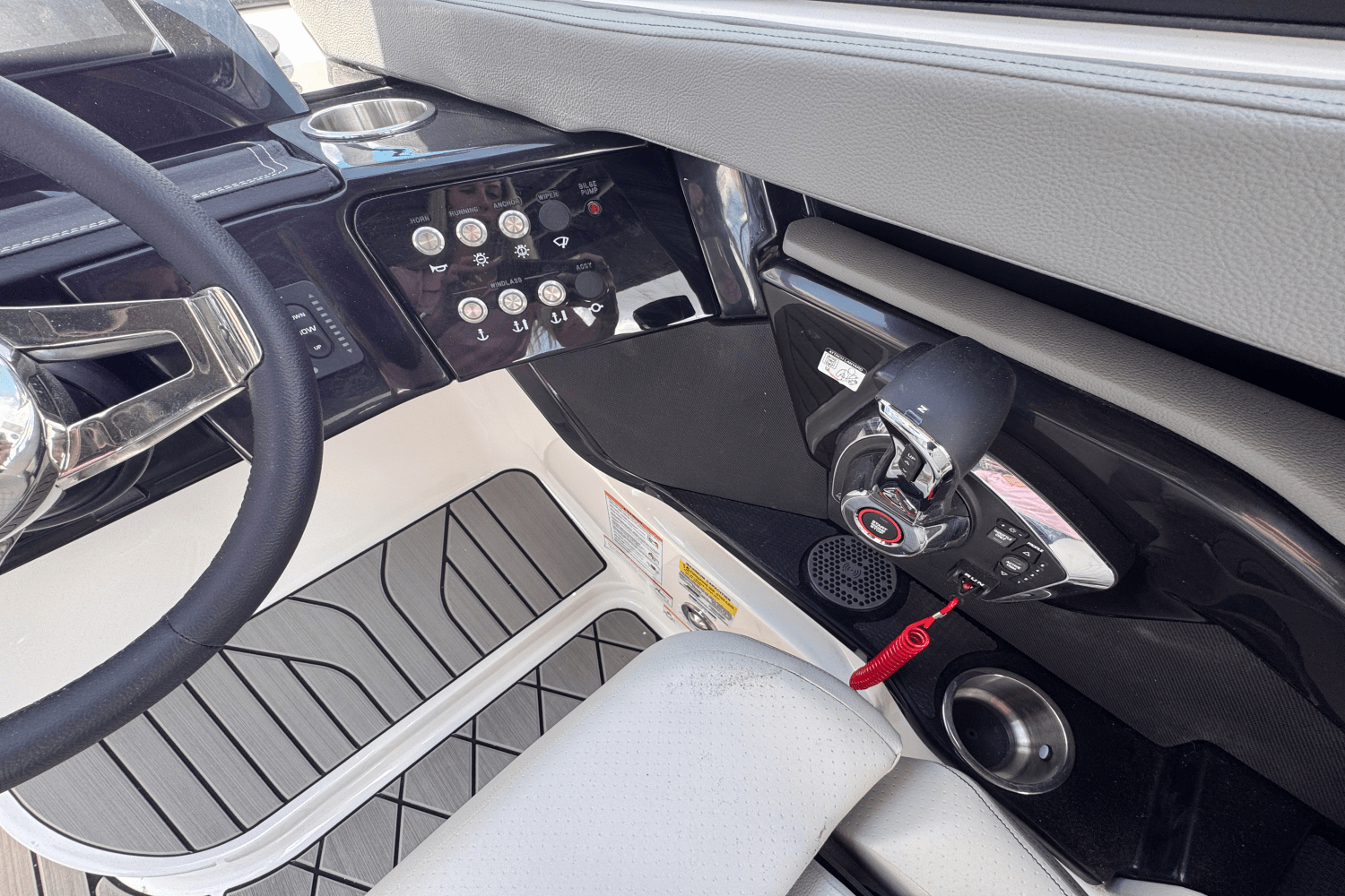 Slide: The Image of Sea Ray SLX 260 Outboard 2025 - 10