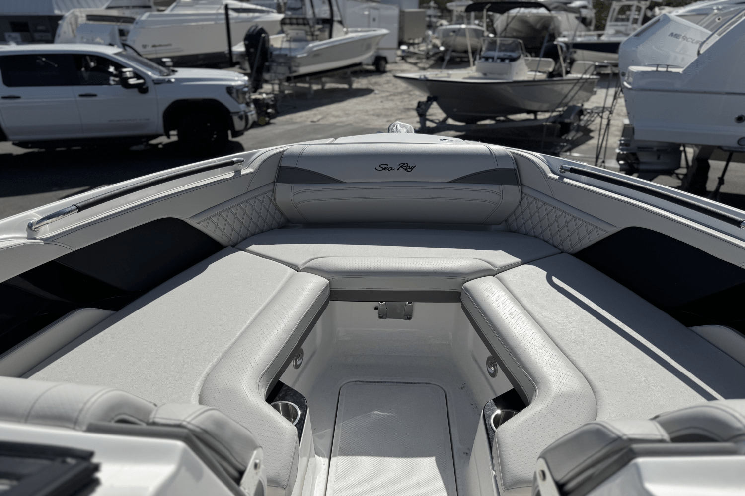 Slide: The Image of Sea Ray SLX 260 Outboard 2025 - 10