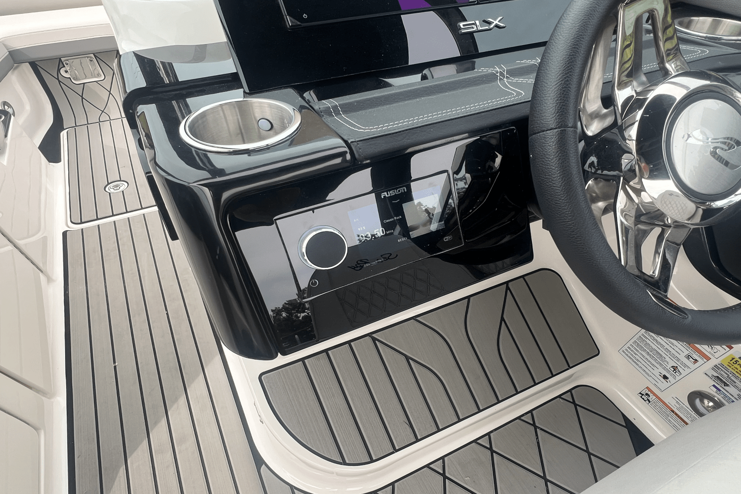 Slide: The Image of Sea Ray SLX 260 Outboard 2025 - 11