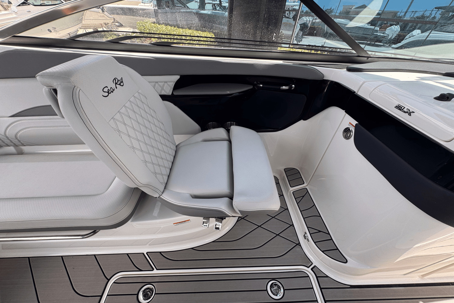 Slide: The Image of Sea Ray SLX 260 Outboard 2025 - 11