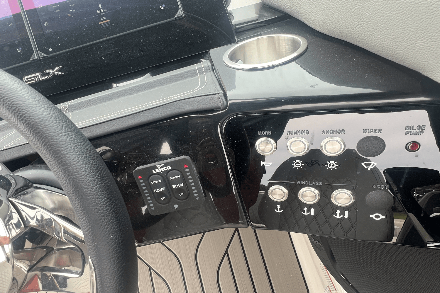 Slide: The Image of Sea Ray SLX 260 Outboard 2025 - 12