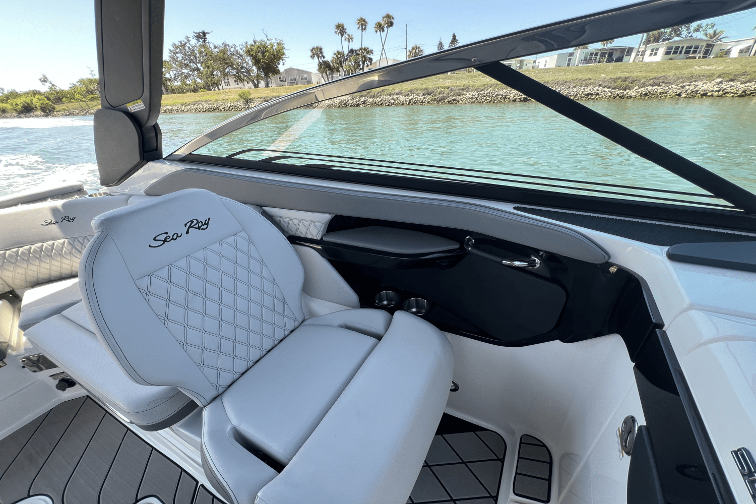 Slide: The Image of Sea Ray SLX 260 Outboard 2025 - 12