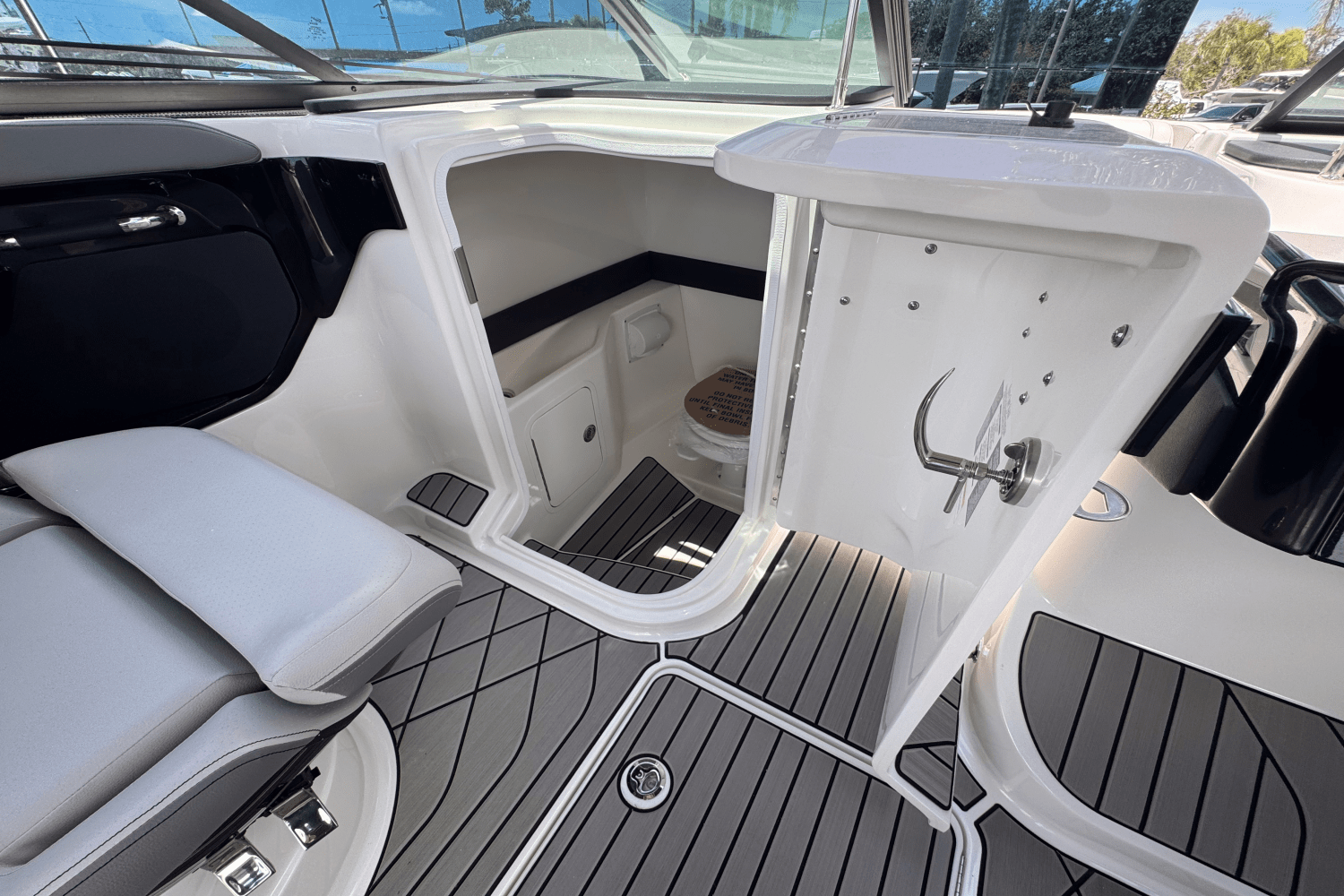 Slide: The Image of Sea Ray SLX 260 Outboard 2025 - 12