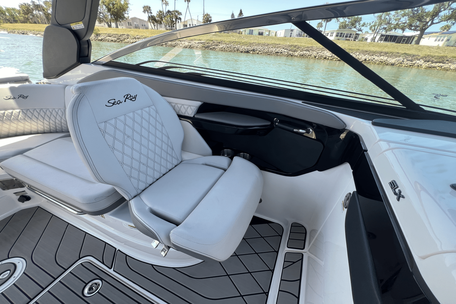 Slide: The Image of Sea Ray SLX 260 Outboard 2025 - 13