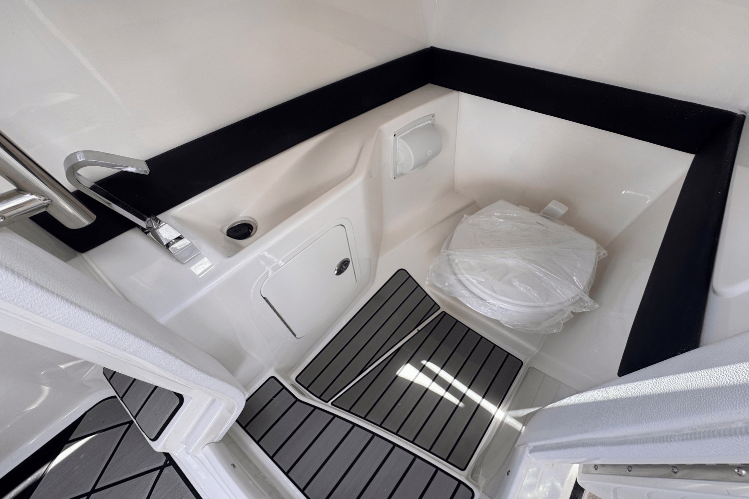 Slide: The Image of Sea Ray SLX 260 Outboard 2025 - 13