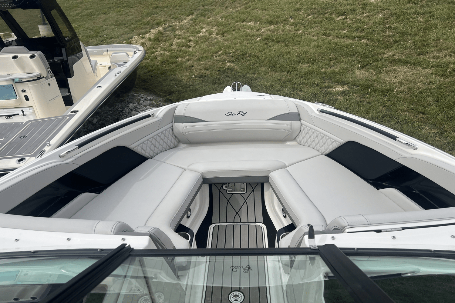 Slide: The Image of Sea Ray SLX 260 Outboard 2025 - 13