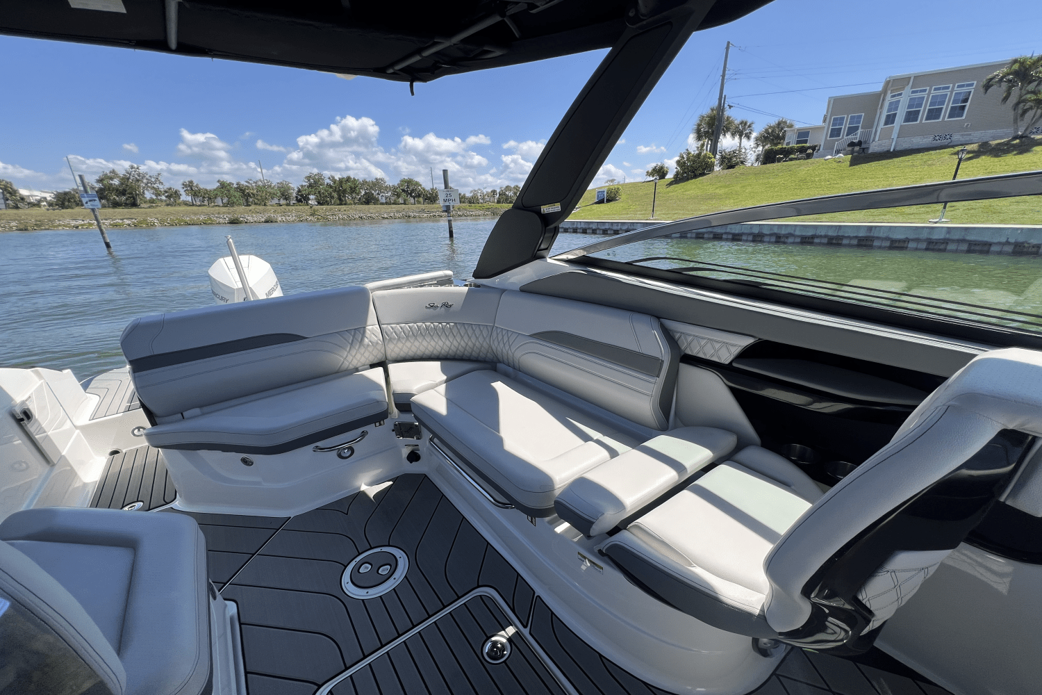 Slide: The Image of Sea Ray SLX 260 Outboard 2025 - 14