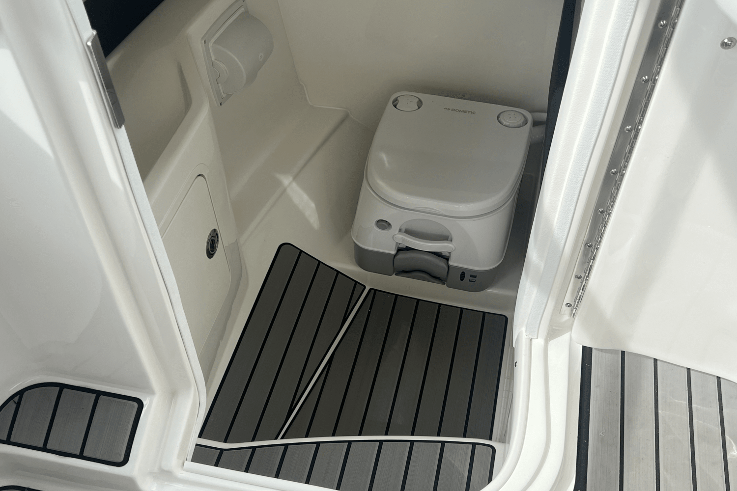 Slide: The Image of Sea Ray SLX 260 Outboard 2025 - 14