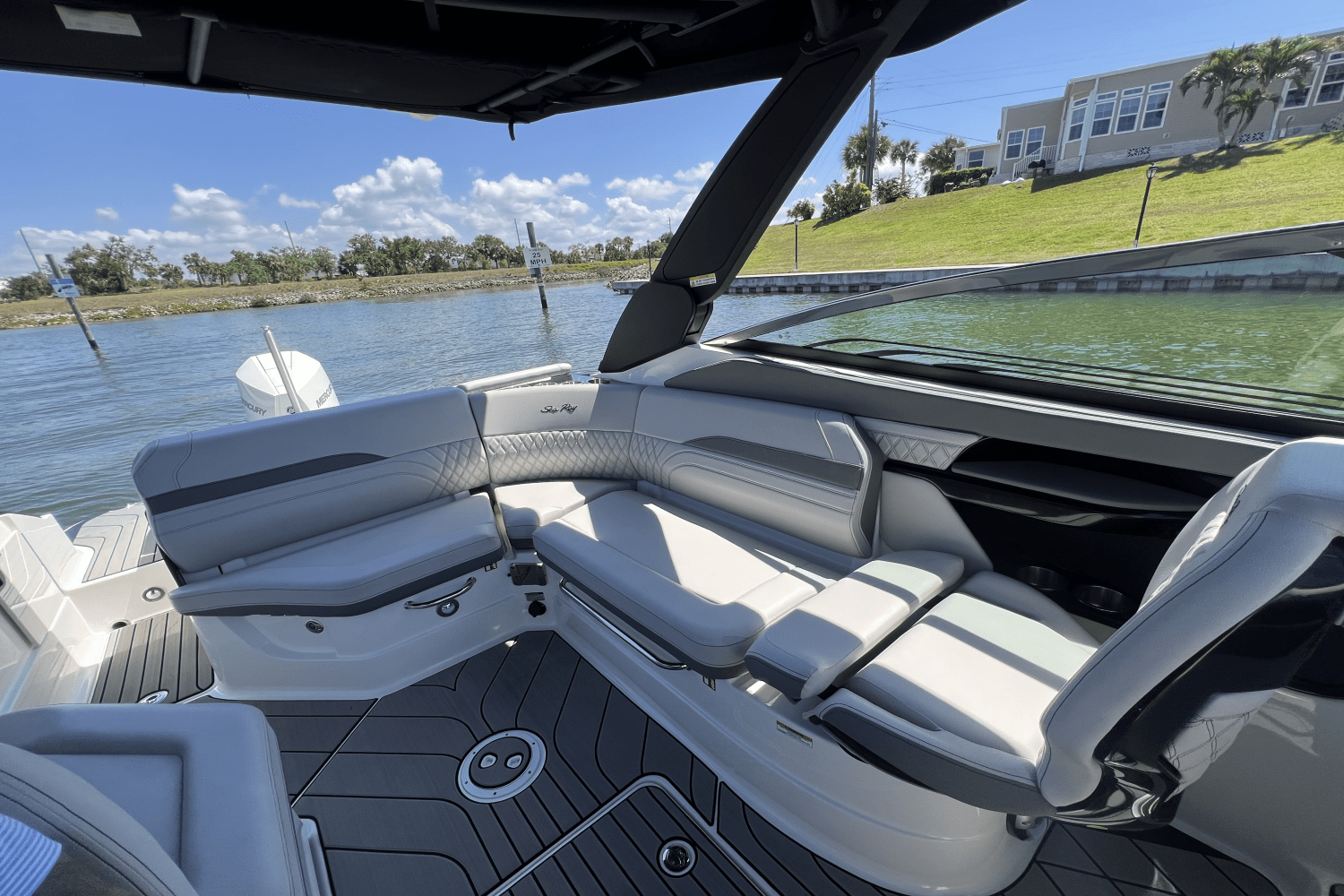 Slide: The Image of Sea Ray SLX 260 Outboard 2025 - 15