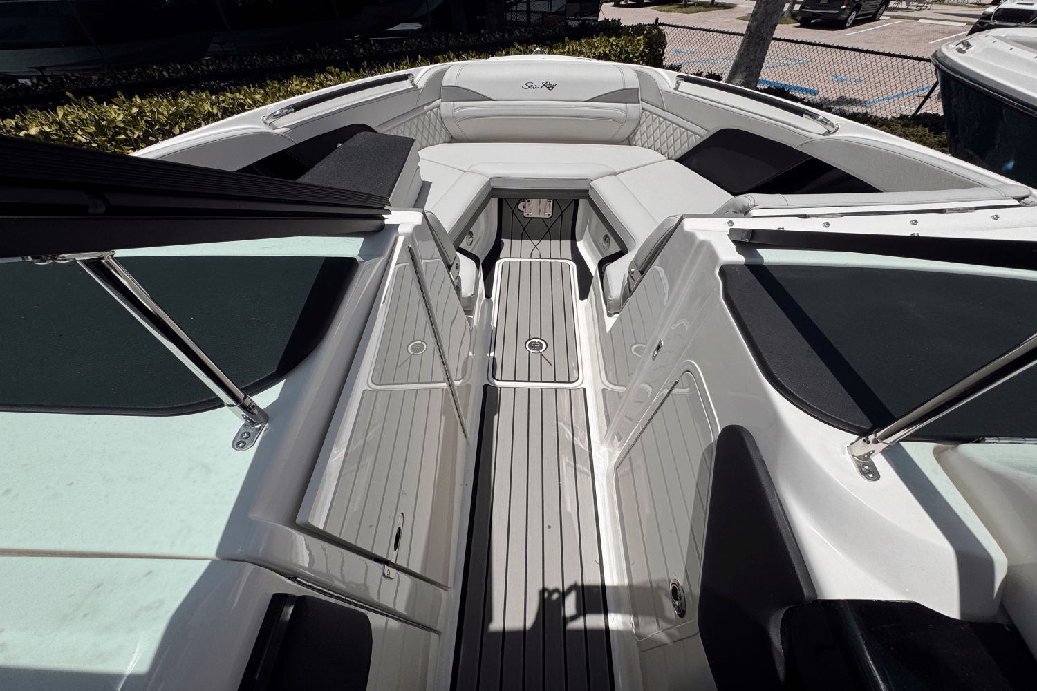 Slide: The Image of Sea Ray SLX 260 Outboard 2025 - 15