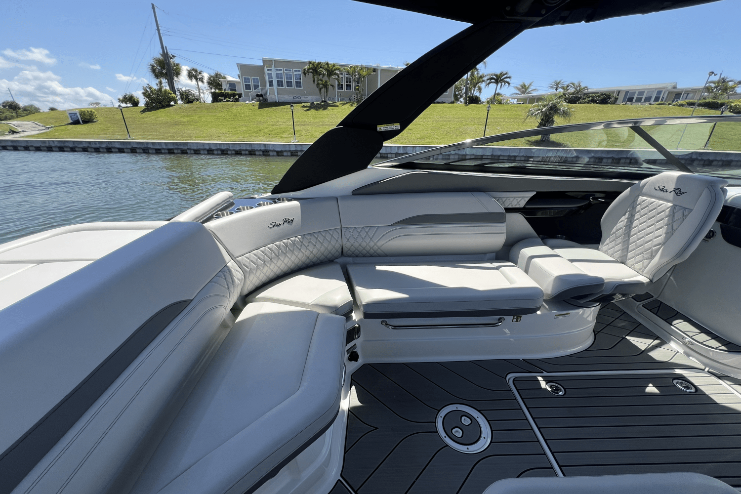 Slide: The Image of Sea Ray SLX 260 Outboard 2025 - 16