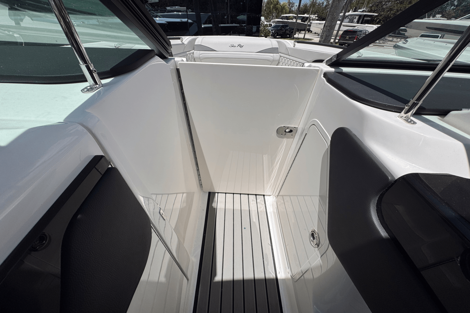 Slide: The Image of Sea Ray SLX 260 Outboard 2025 - 16