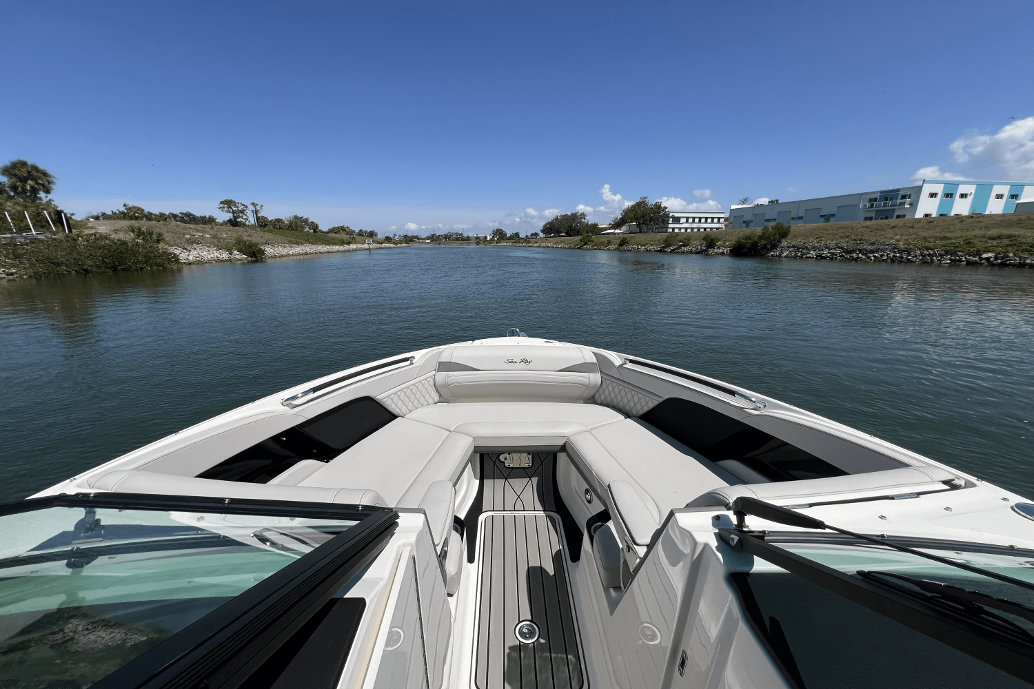 Slide: The Image of Sea Ray SLX 260 Outboard 2025 - 17