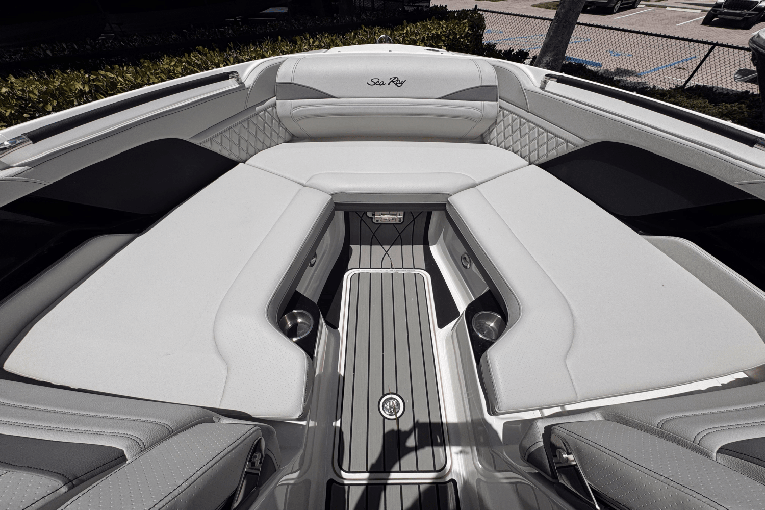 Slide: The Image of Sea Ray SLX 260 Outboard 2025 - 17