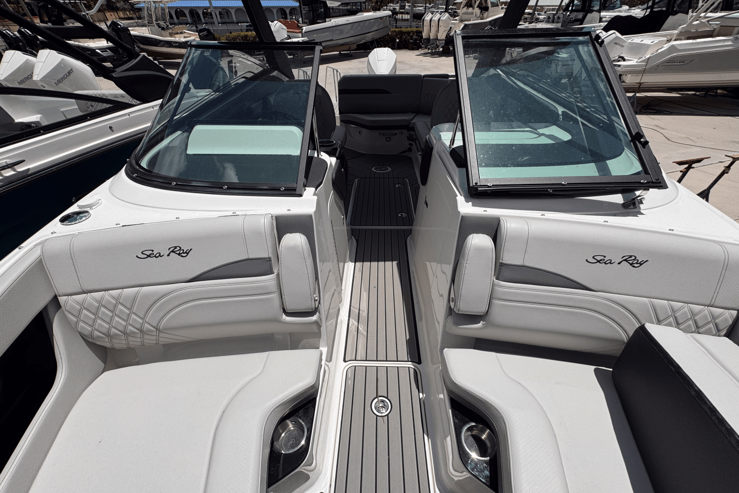 Slide: The Image of Sea Ray SLX 260 Outboard 2025 - 18