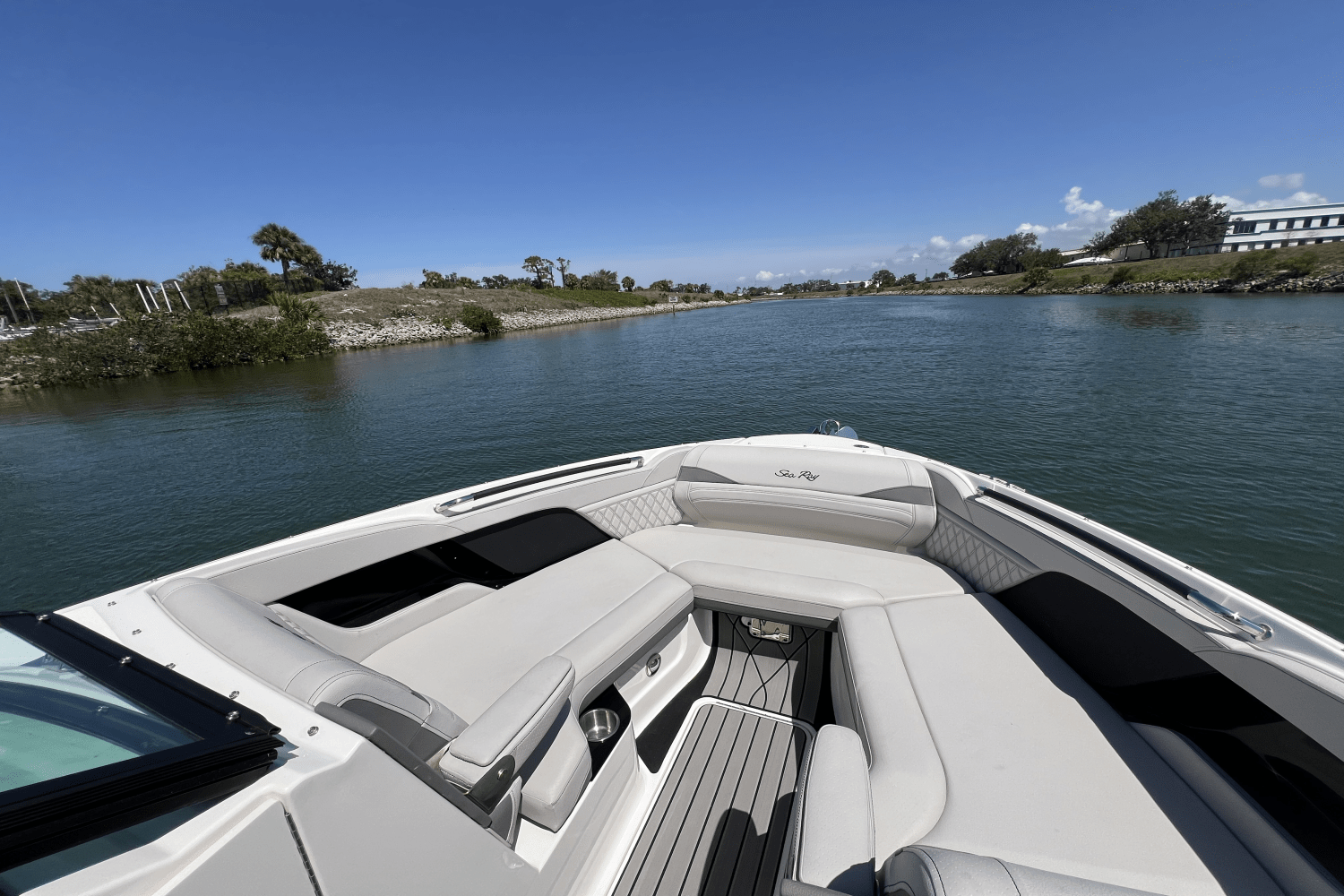 Slide: The Image of Sea Ray SLX 260 Outboard 2025 - 18