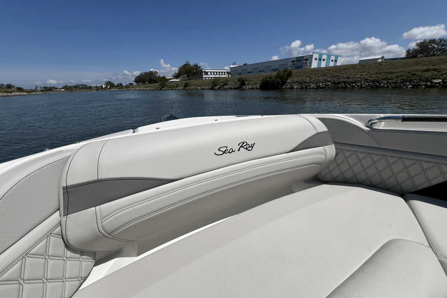 Slide: The Image of Sea Ray SLX 260 Outboard 2025 - 19