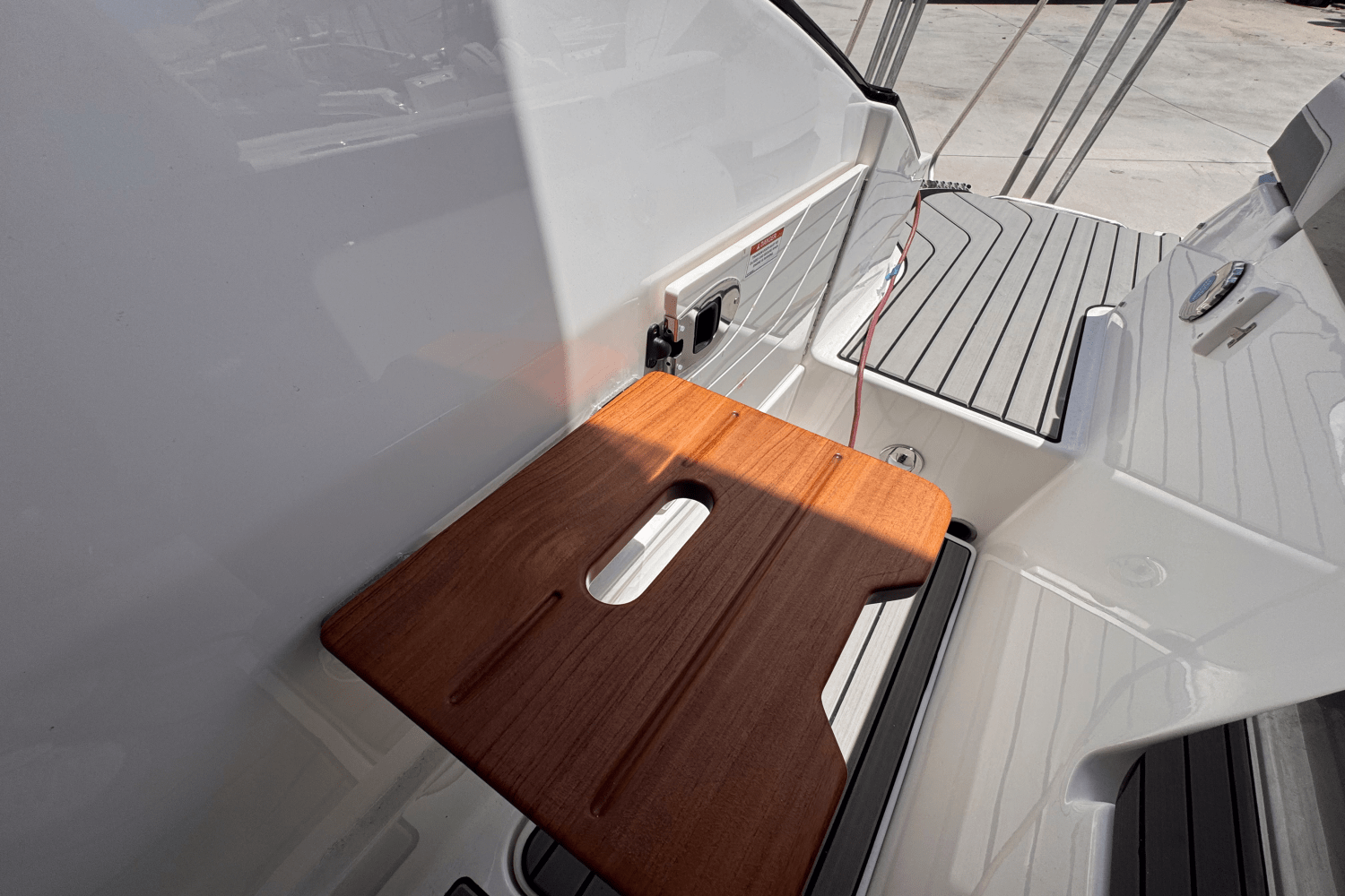 Slide: The Image of Sea Ray SLX 260 Outboard 2025 - 19