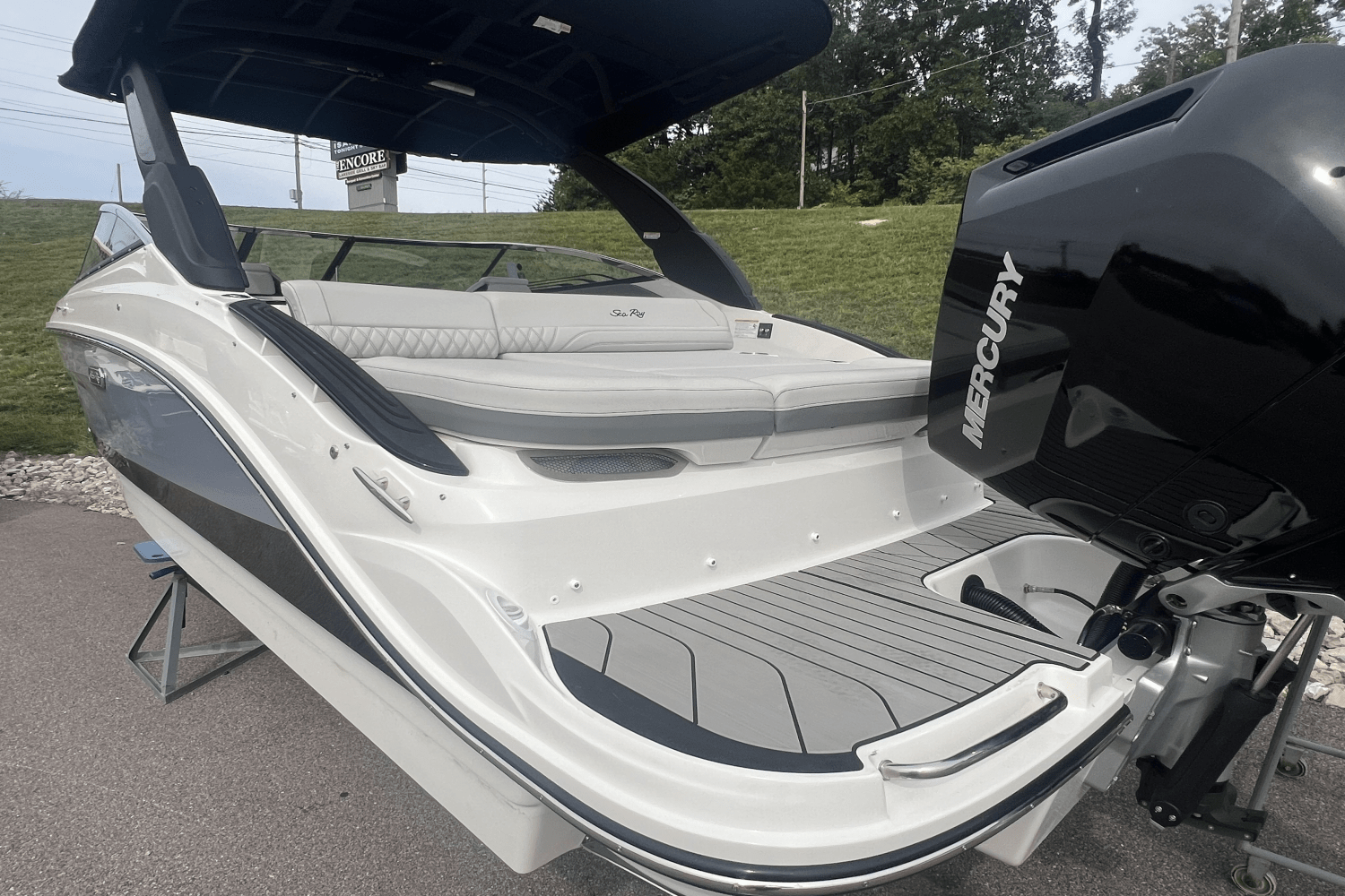 Slide: The Image of Sea Ray SLX 260 Outboard 2025 - 2