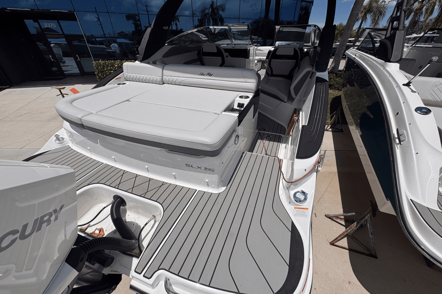 Slide: The Image of Sea Ray SLX 260 Outboard 2025 - 2