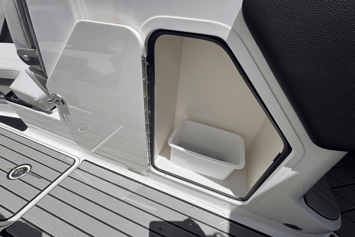 Slide: The Image of Sea Ray SLX 260 Outboard 2025 - 20