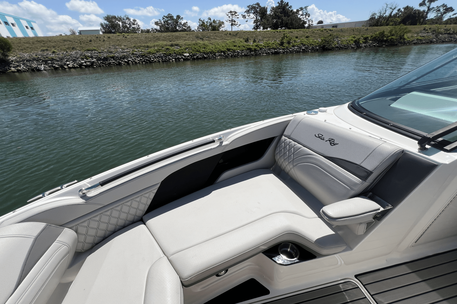 Slide: The Image of Sea Ray SLX 260 Outboard 2025 - 20