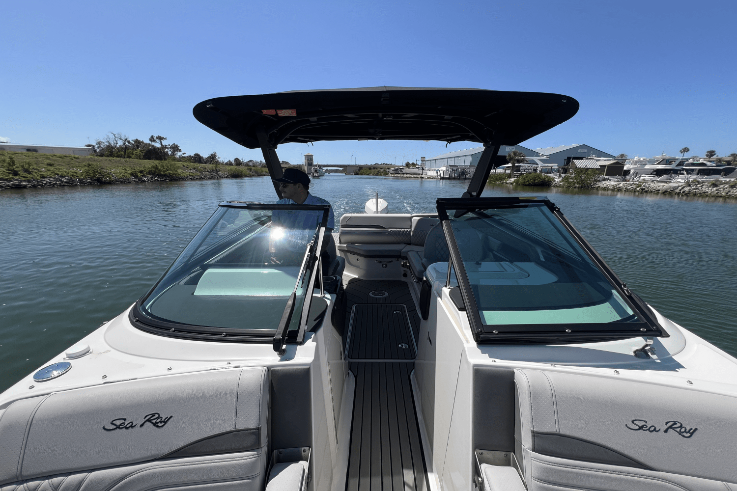 Slide: The Image of Sea Ray SLX 260 Outboard 2025 - 21