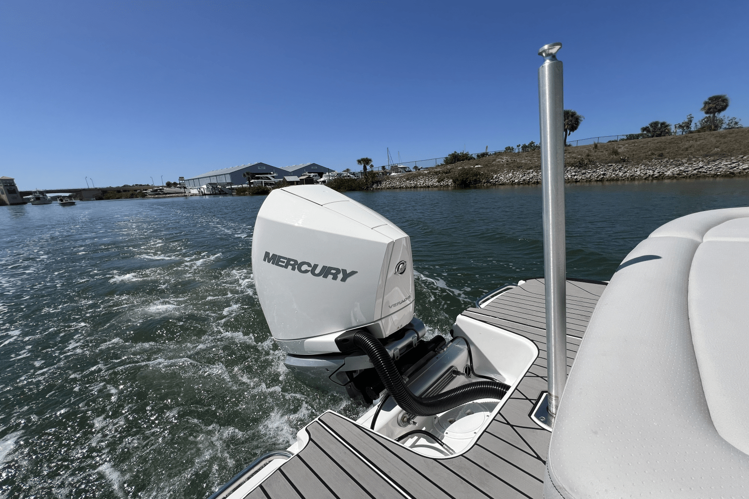 Slide: The Image of Sea Ray SLX 260 Outboard 2025 - 22