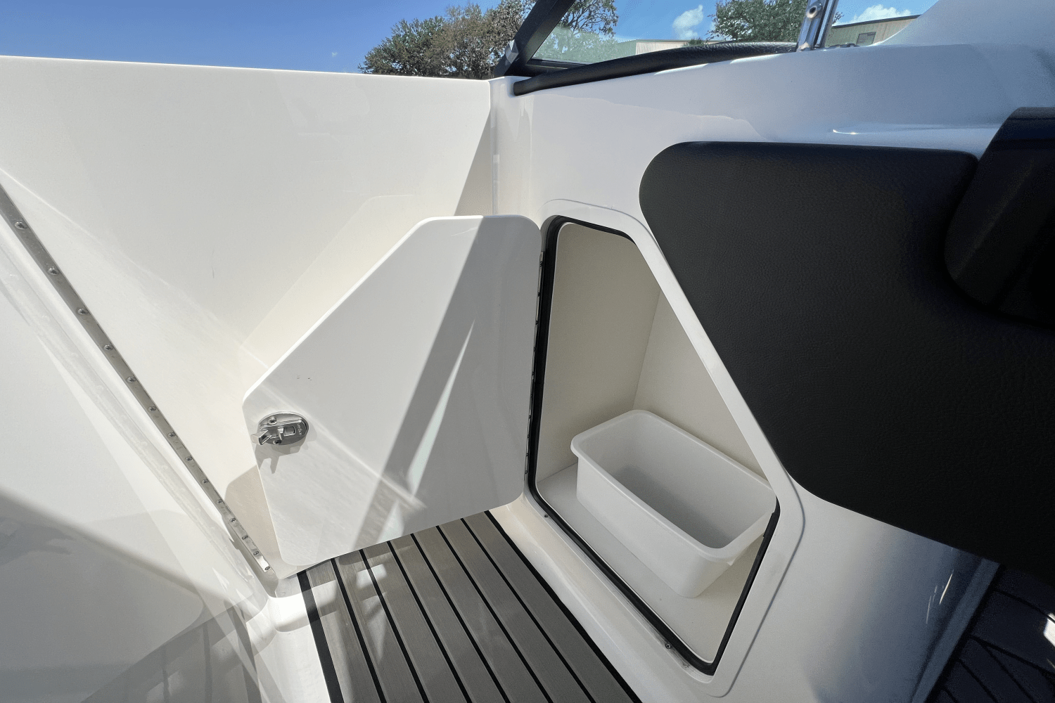 Slide: The Image of Sea Ray SLX 260 Outboard 2025 - 25