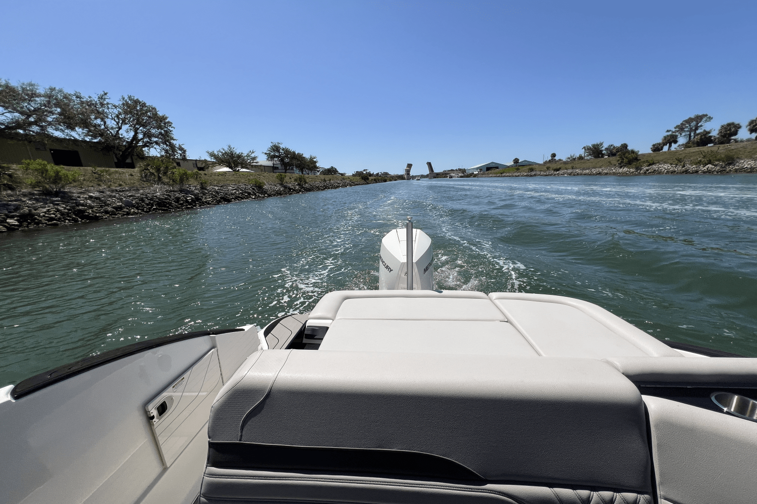 Slide: The Image of Sea Ray SLX 260 Outboard 2025 - 26