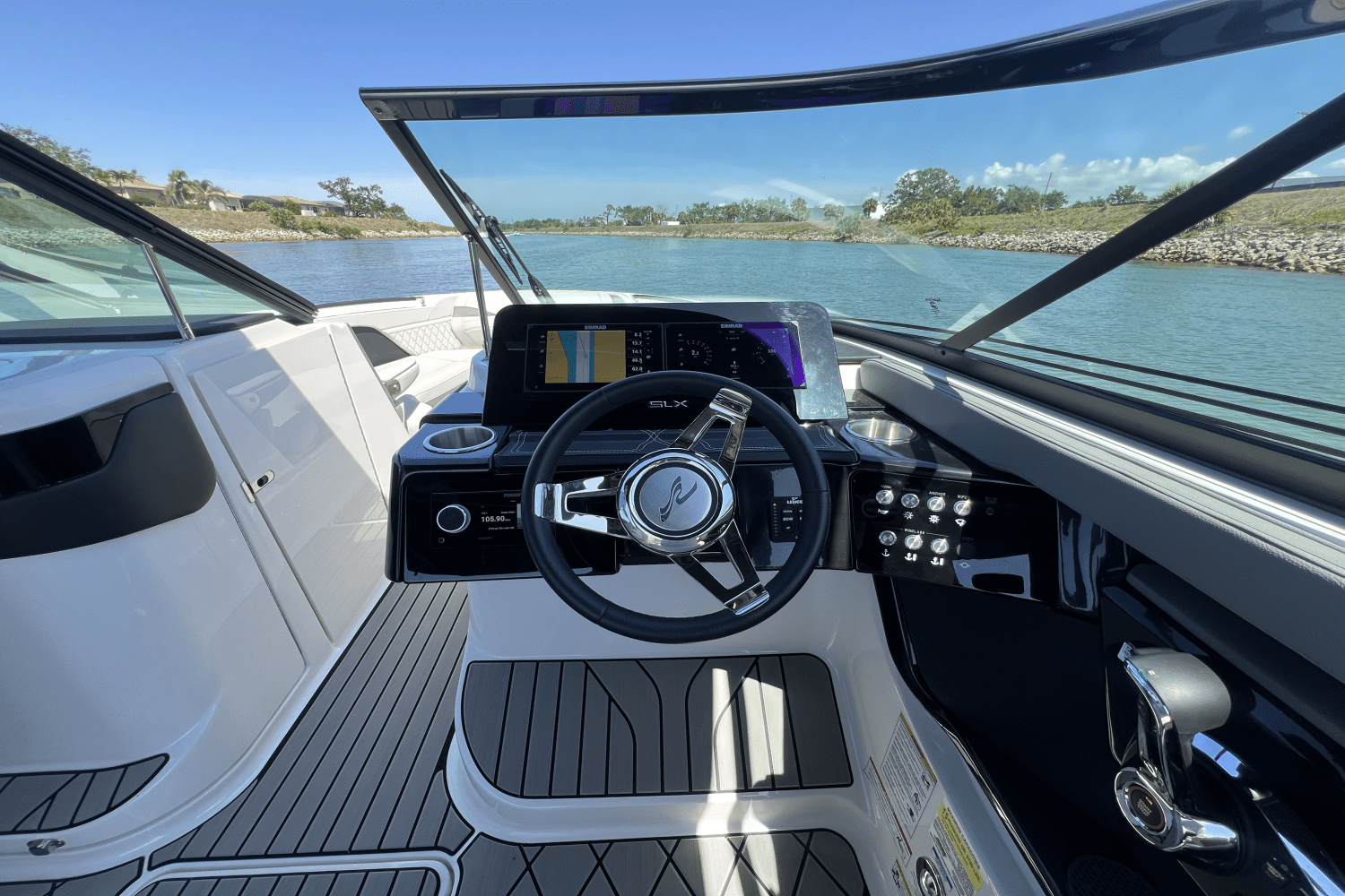 Slide: The Image of Sea Ray SLX 260 Outboard 2025 - 27