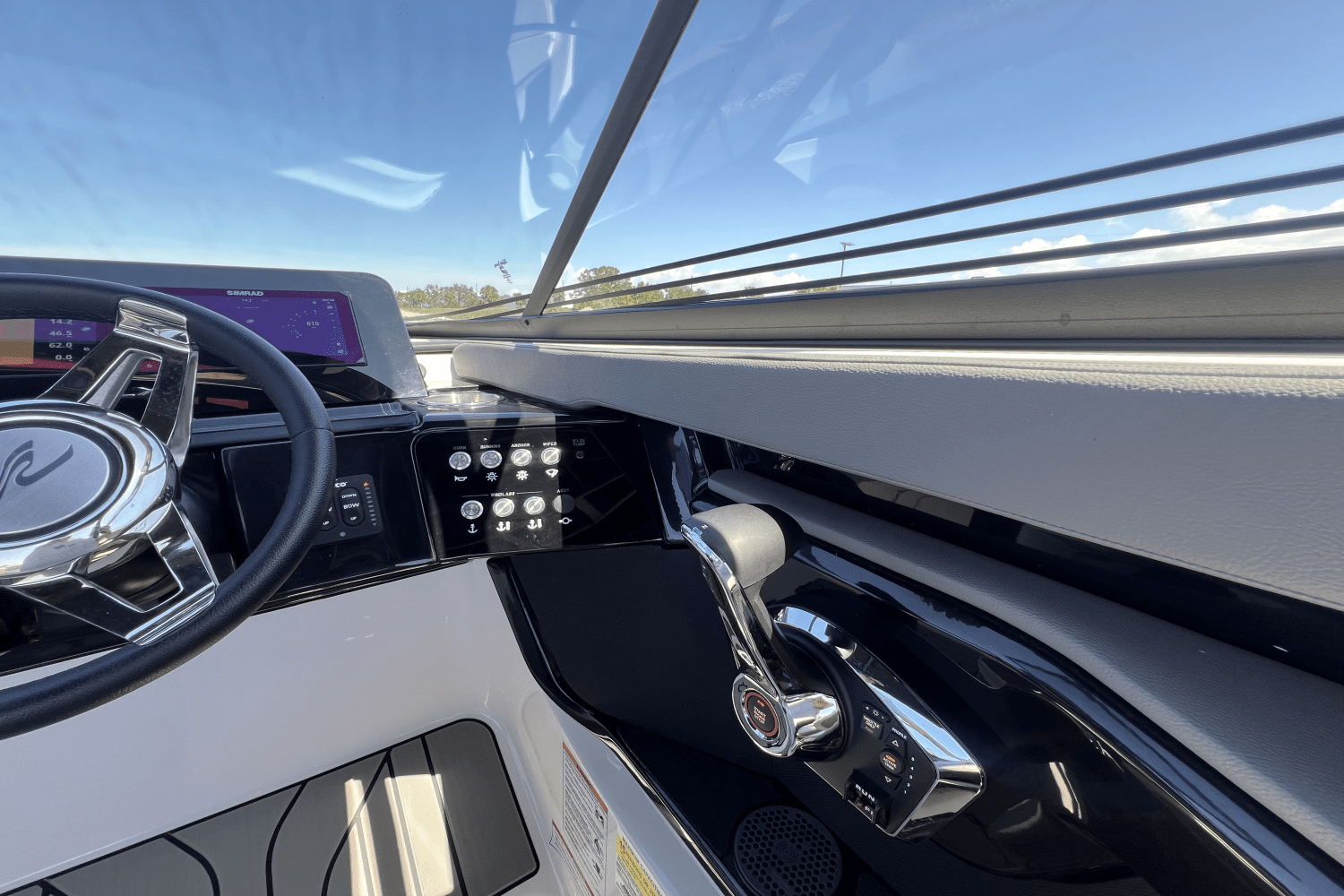 Slide: The Image of Sea Ray SLX 260 Outboard 2025 - 28