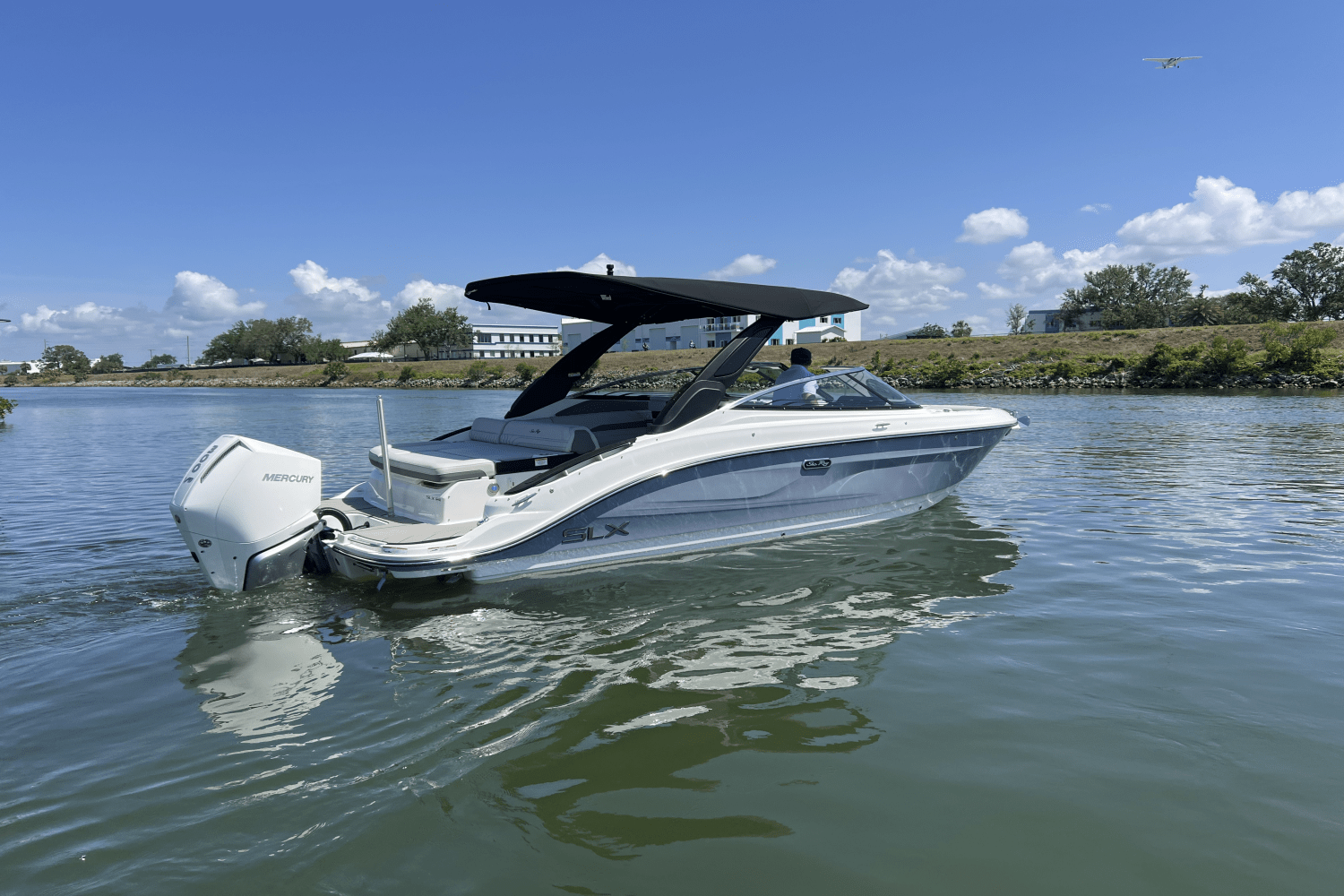 Slide: The Image of Sea Ray SLX 260 Outboard 2025 - 3