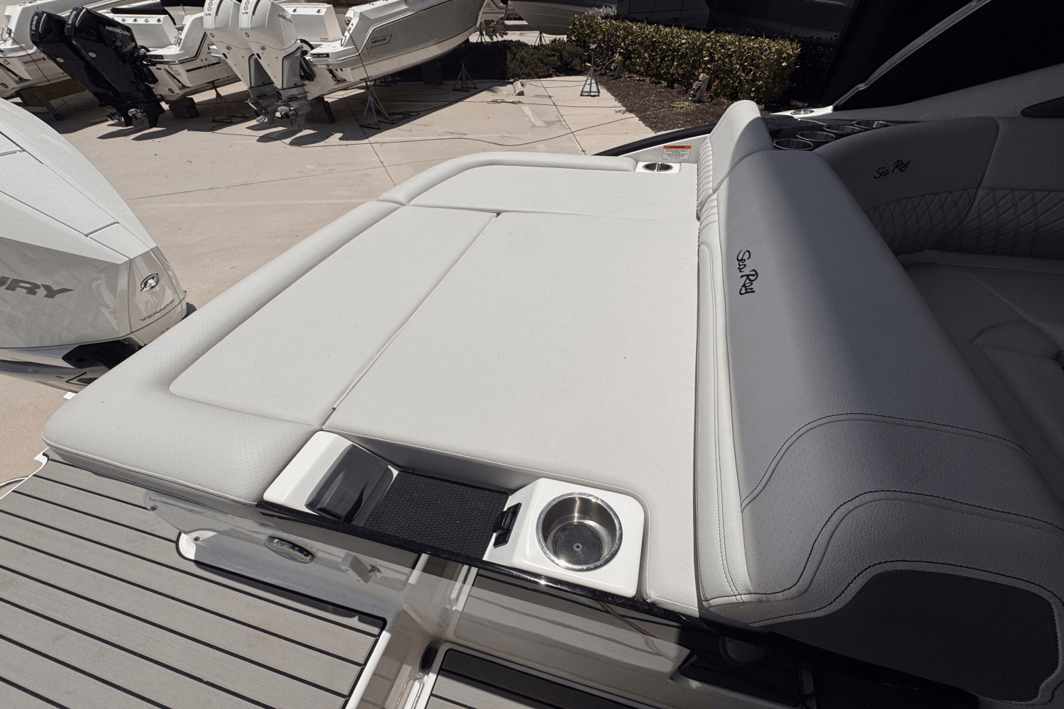 Slide: The Image of Sea Ray SLX 260 Outboard 2025 - 3