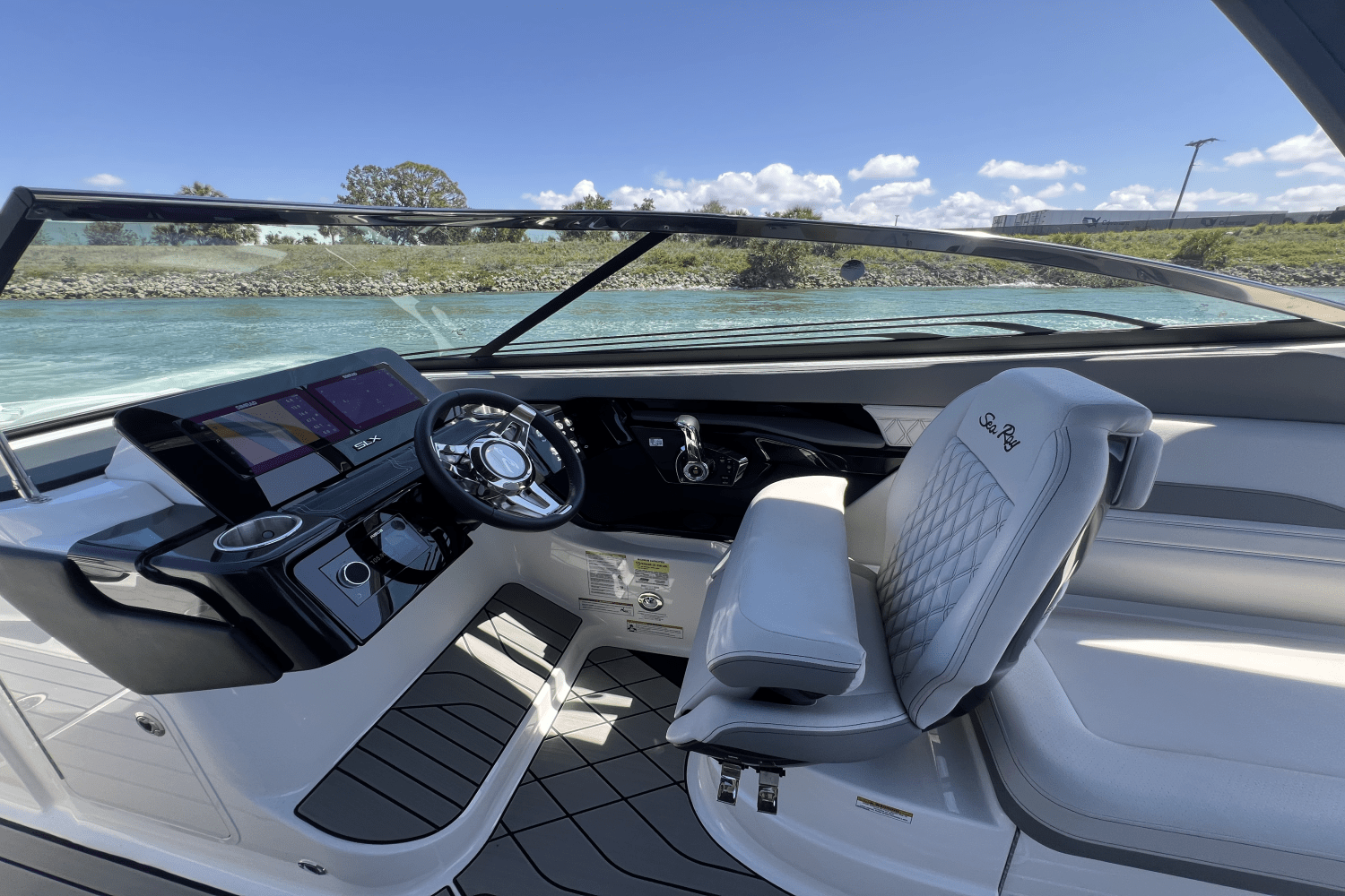 Slide: The Image of Sea Ray SLX 260 Outboard 2025 - 30