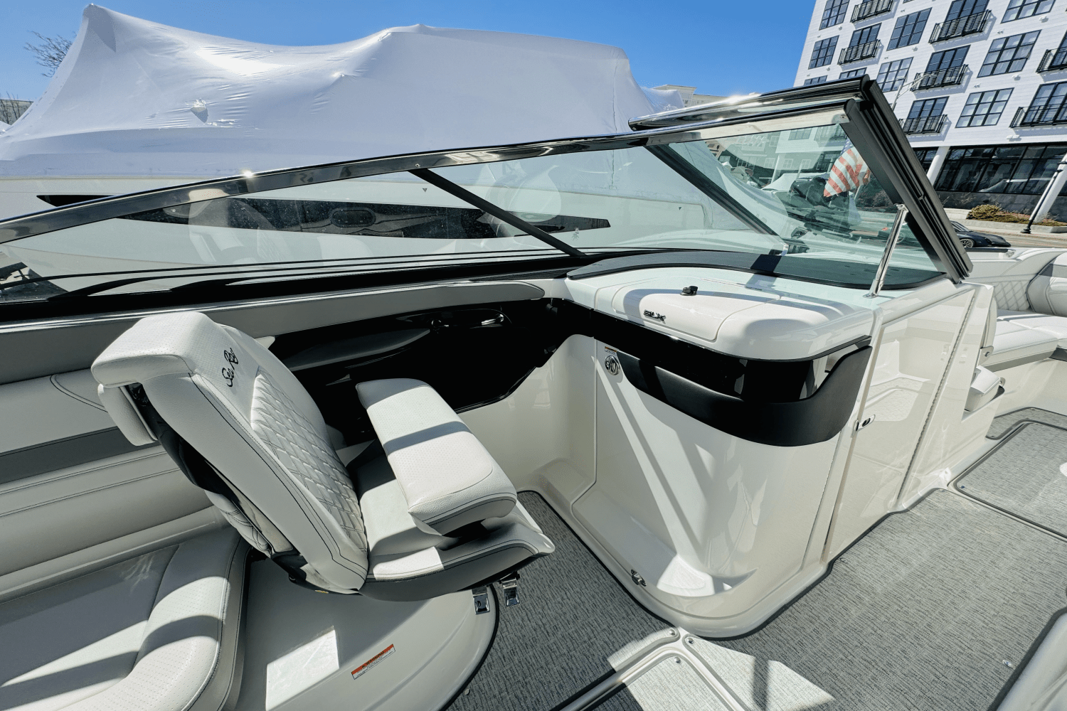 Slide: The Image of Sea Ray SLX 260 Outboard 2025 - 30