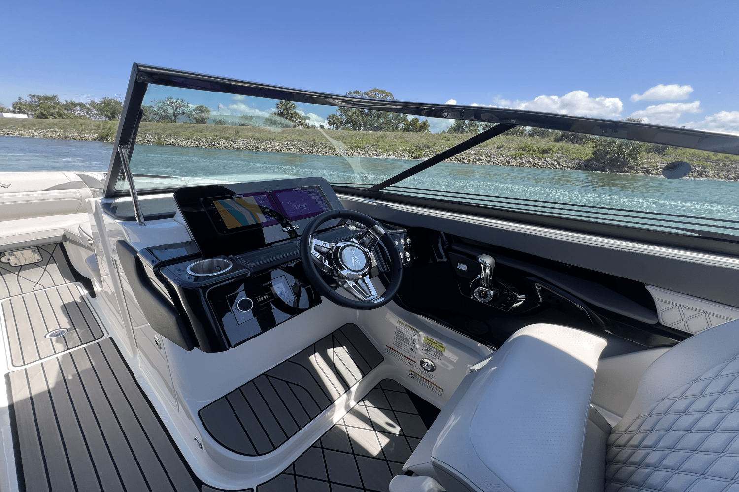 Slide: The Image of Sea Ray SLX 260 Outboard 2025 - 32