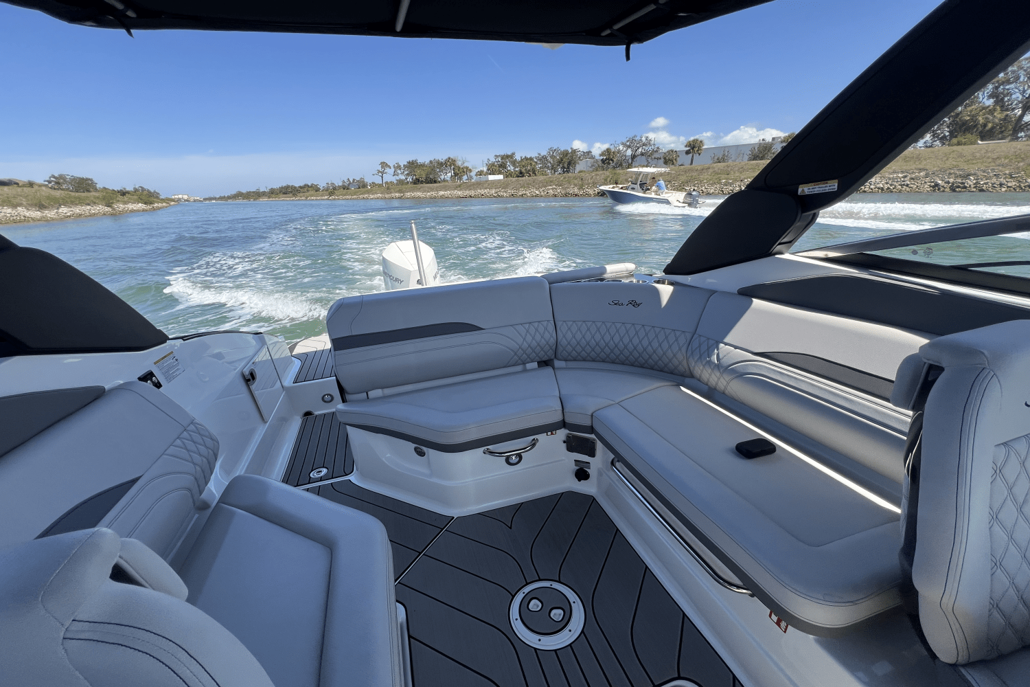 Slide: The Image of Sea Ray SLX 260 Outboard 2025 - 33