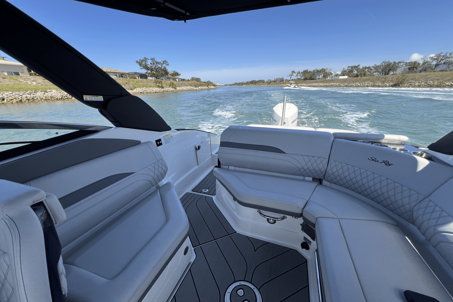 Slide: The Image of Sea Ray SLX 260 Outboard 2025 - 35