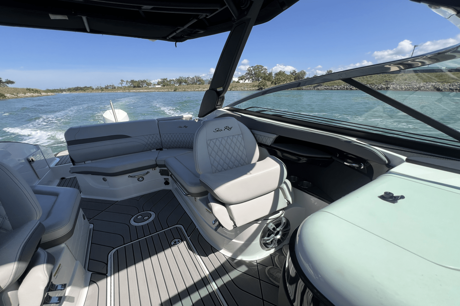 Slide: The Image of Sea Ray SLX 260 Outboard 2025 - 36