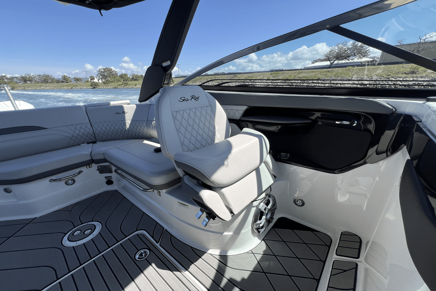 Slide: The Image of Sea Ray SLX 260 Outboard 2025 - 37