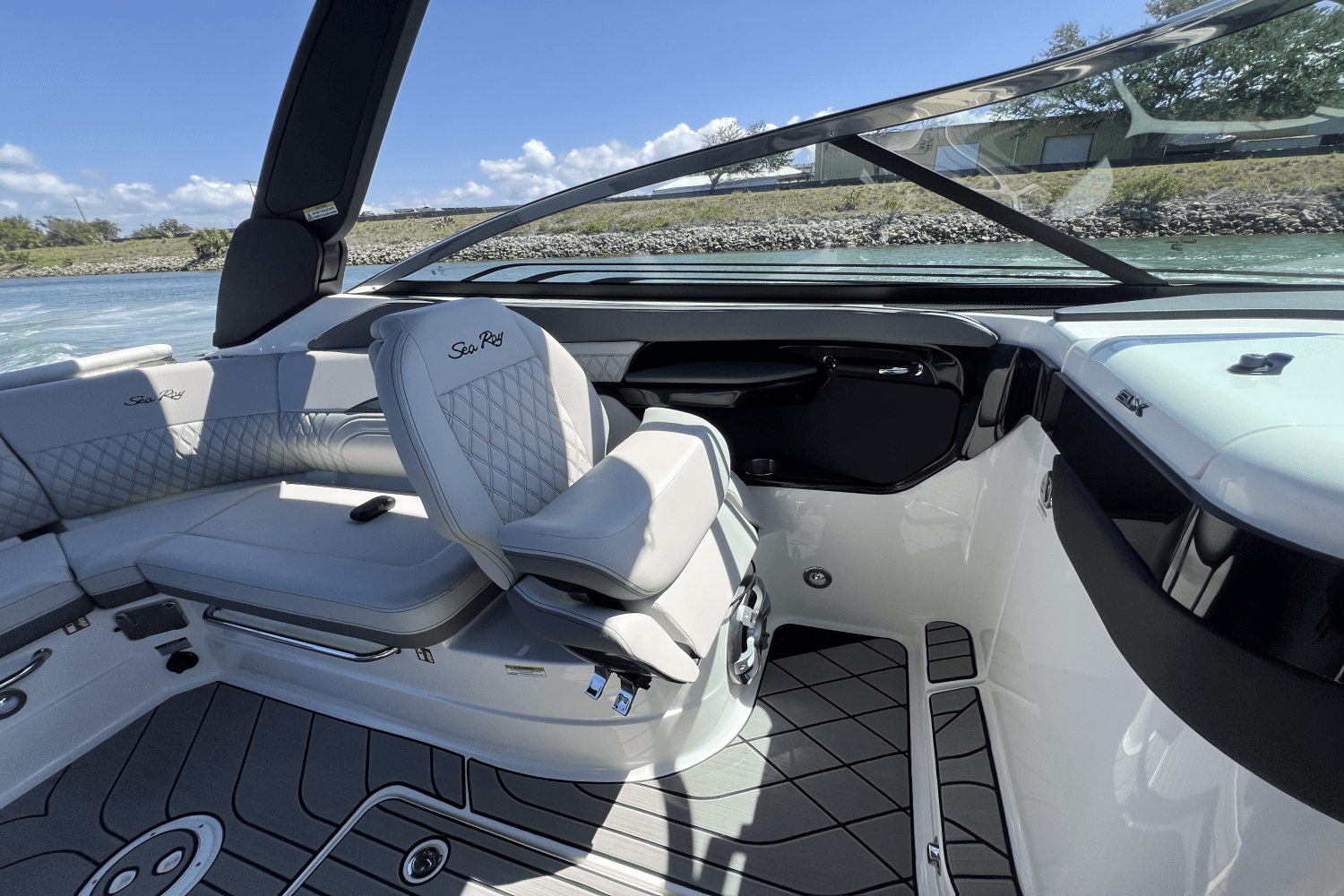 Slide: The Image of Sea Ray SLX 260 Outboard 2025 - 38