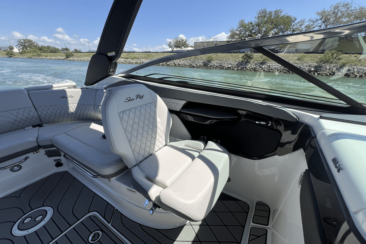 Slide: The Image of Sea Ray SLX 260 Outboard 2025 - 39