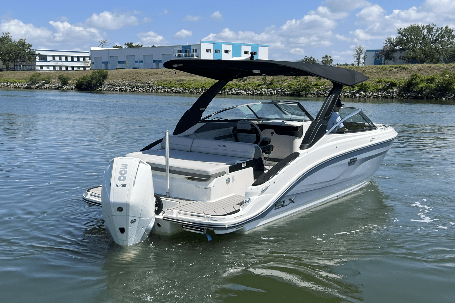 Slide: The Image of Sea Ray SLX 260 Outboard 2025 - 4