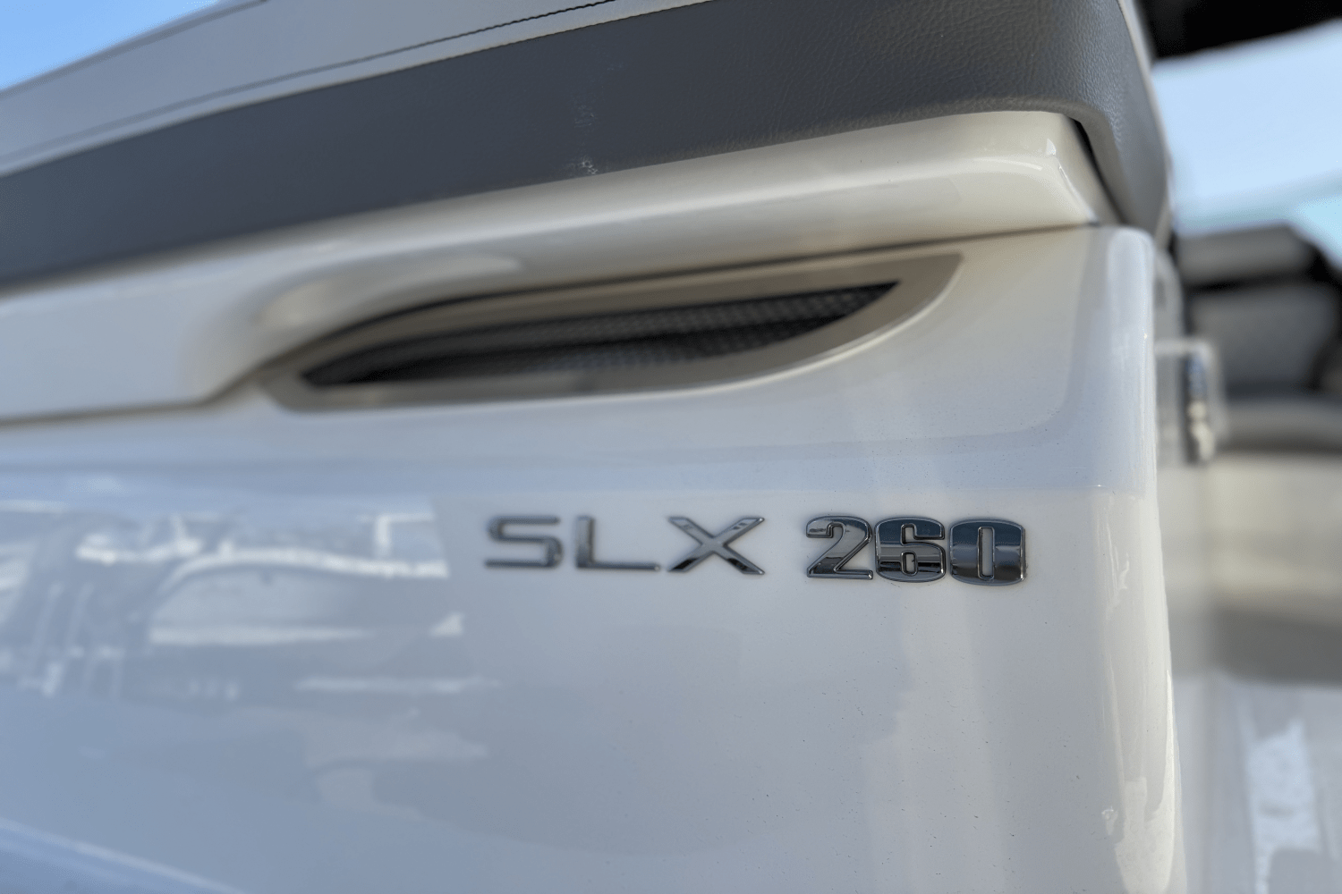Slide: The Image of Sea Ray SLX 260 Outboard 2025 - 4
