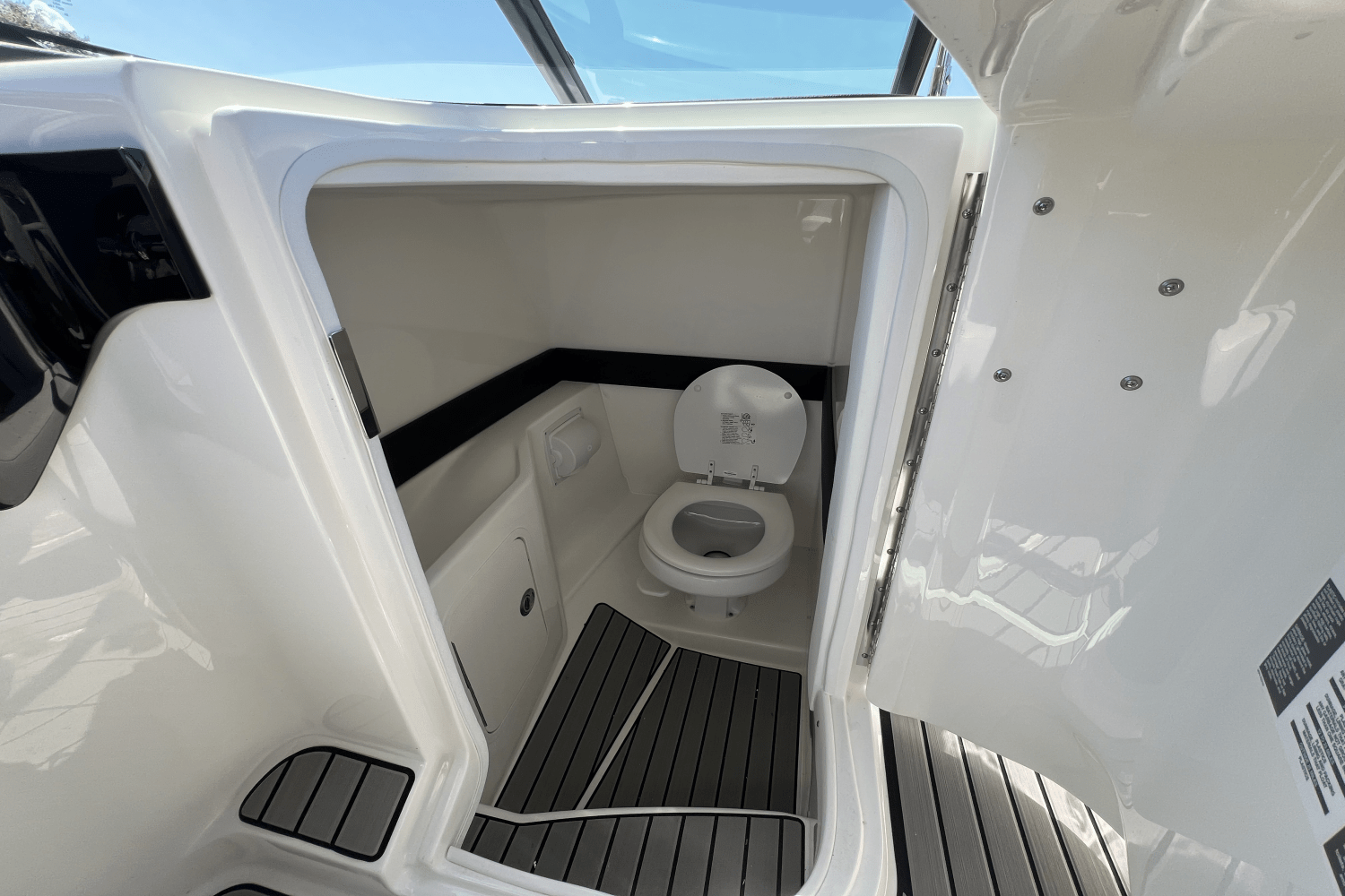 Slide: The Image of Sea Ray SLX 260 Outboard 2025 - 40