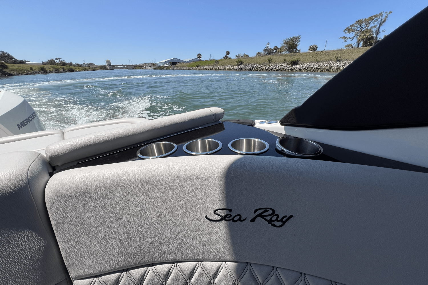 Slide: The Image of Sea Ray SLX 260 Outboard 2025 - 41
